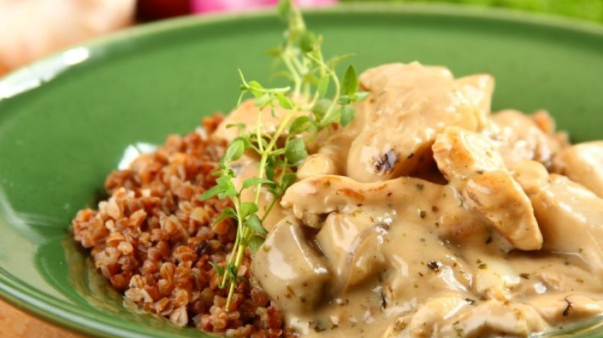 Запечённое куриное филе с пряным томатным соусом,  сыром и гречневой кашей с обжаренными шампиньонами, каперсами и ореховой тыквой
